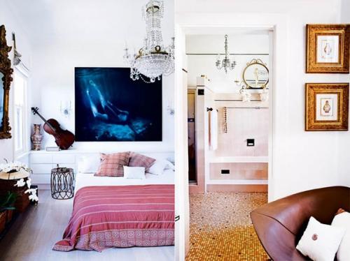 Этим интерьером можно любоваться бесконечно: высокие потолки, большие окна, винтажная мебель и, конечно же, искусство. 03