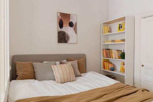 Маленькая квартира - студия с желтыми акцентами и яркими обоями на кухне. 05