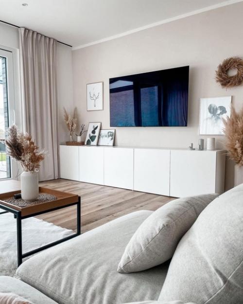 Розовые детали в интерьере дома с шикарным большим диваном в Германии. 02