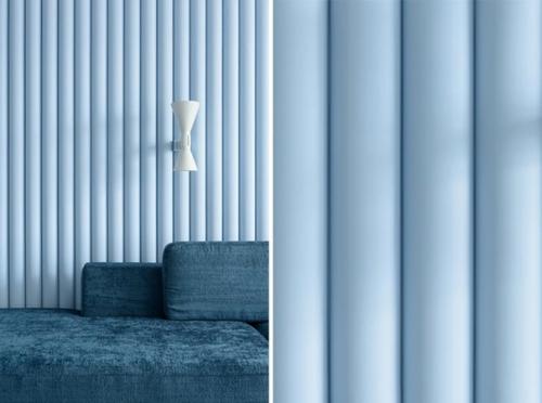 Светло-голубая ребристая акцентная стена - Изюминка интерьера этой гостиной! 01