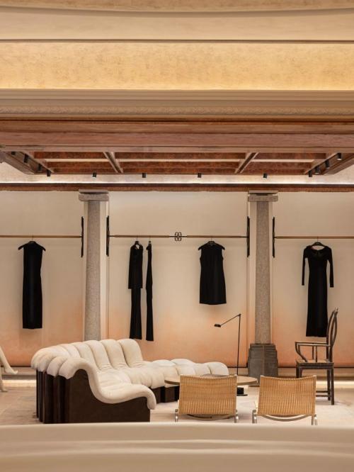 В чунцине открылся бутик Curiel Casa, который сам по себе напоминает театральную постановку. 04