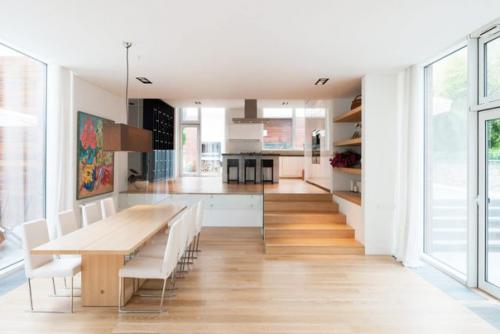 Шикарный интерьер виллы в Крыму с дубом прямо на террасе. 02