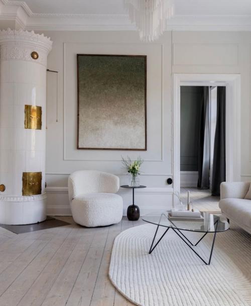 Интерьер трехкомнатной квартиры в доме 1902 года постройки с высоким потолком, красивой лепниной и двумя изразцовыми печами. 04