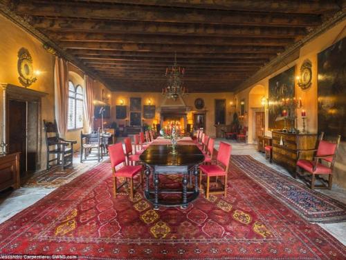 В Италии выставили на продажу замок, начало возведение которого относится к XIV века. 01