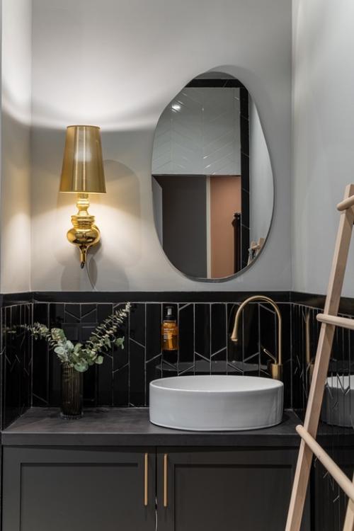 В ванной комнате чаще всего отсутствует источник естественного освещения - в этом помещении, как правило, невозможно сделать окно. 01