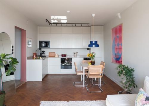 С балкона этой красивой трехкомнатной квартиры, в современном винтажном стиле, открывается прекрасный вид на уютный сквер, крыши домов и зелень. 02