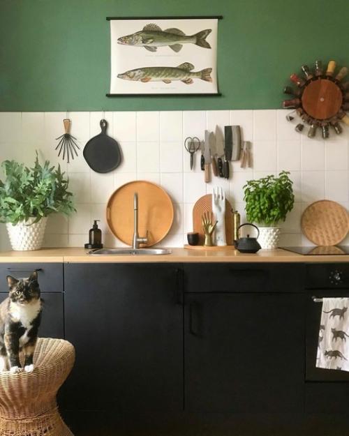 Зеленая кухня с черным гарнитуром, прекрасный кофейный уголок и уютная спальня: вкусно, насыщенно и очень по-домашнему. 05