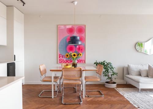 С балкона этой красивой трехкомнатной квартиры, в современном винтажном стиле, открывается прекрасный вид на уютный сквер, крыши домов и зелень. 03