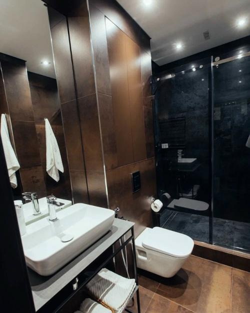 Подсветка в потолке в ванной - не просто красиво, но и удобно. 01