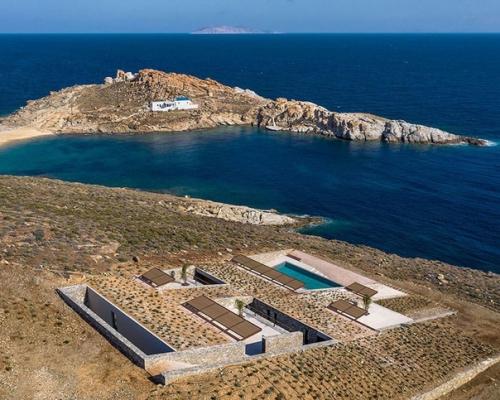 Построить дом на наклонном участке само по себе непросто. 03