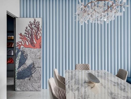 Светло-голубая ребристая акцентная стена - Изюминка интерьера этой гостиной! 03