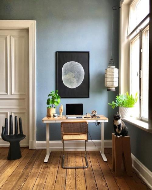 Зеленая кухня с черным гарнитуром, прекрасный кофейный уголок и уютная спальня: вкусно, насыщенно и очень по-домашнему. 07