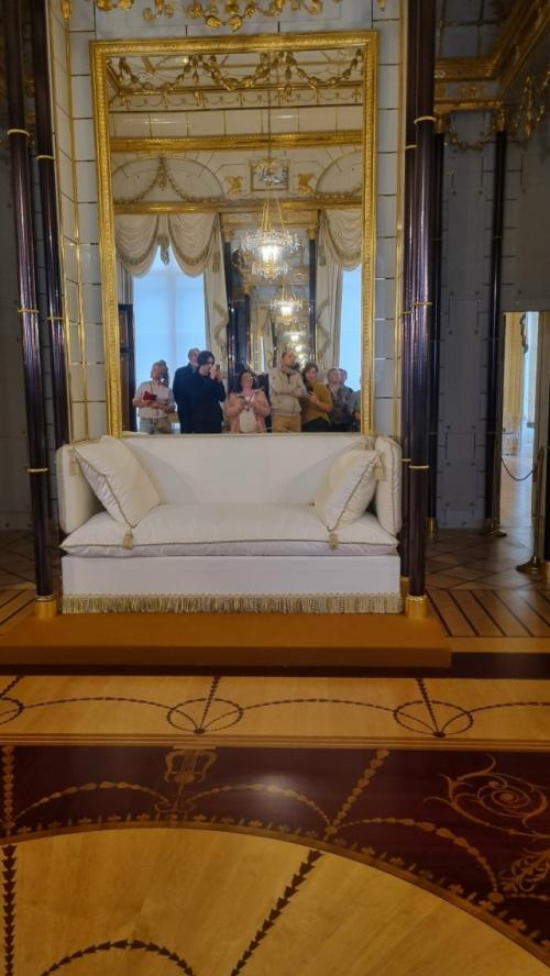 А по правую сторону находится фаворитная лестница. 04 А по правую сторону находится фаворитная лестница. 04
