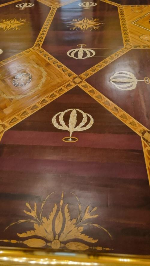 А по правую сторону находится фаворитная лестница. 09 А по правую сторону находится фаворитная лестница. 09