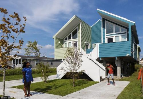 Брэд питт построил 109 домов для жителей нового Орлеана, пострадавших от урагана Катрина. 02