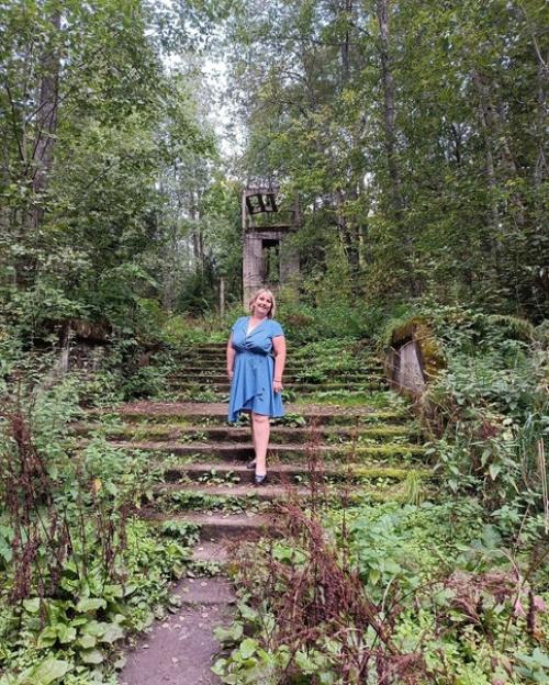 Усадьба Заветное - маленький Версаль - продолжение - от ворот вглубь леса ведет дорога. 01