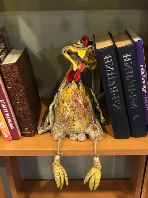 Памагите!  Кукареку!   В том случае, если что - это кричит петух, задавленный книгами со всех сторон. 01