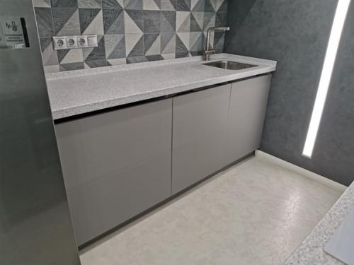 Свеженький ремонт кухни кухня с островом. 04