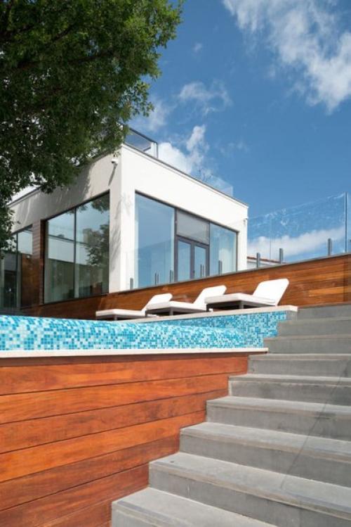 Шикарный интерьер виллы в Крыму с дубом прямо на террасе. 08