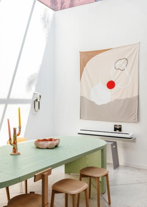 Уникальный белый дом с красочным декором. 08