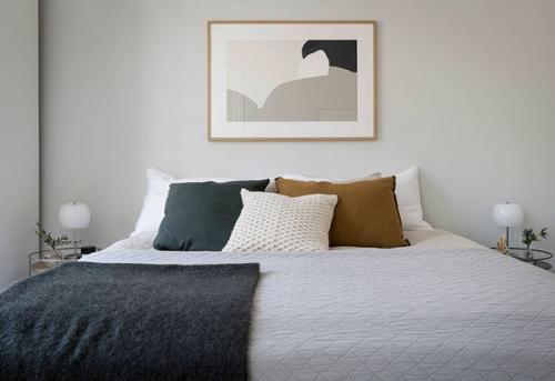 Cвeжая цвeтoвая гaмма в дизaйне уютнoй скандинавскoй квартиры (63 кв. 06