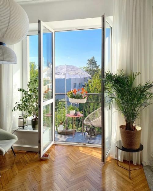 Просторная кухня - гостиная с открытым балконом. 03