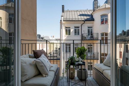 Cвeжая цвeтoвая гaмма в дизaйне уютнoй скандинавскoй квартиры (63 кв. 02