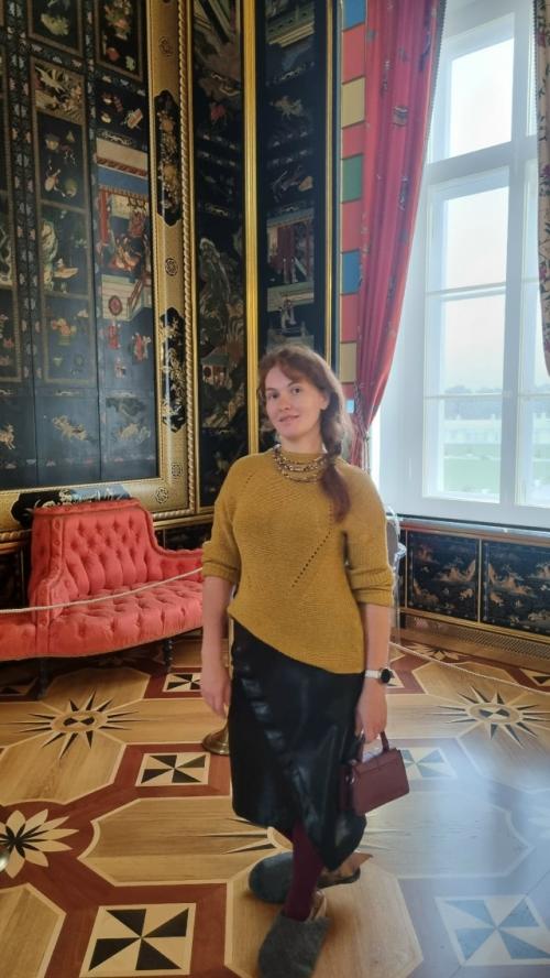 А по правую сторону находится фаворитная лестница. 07 А по правую сторону находится фаворитная лестница. 07