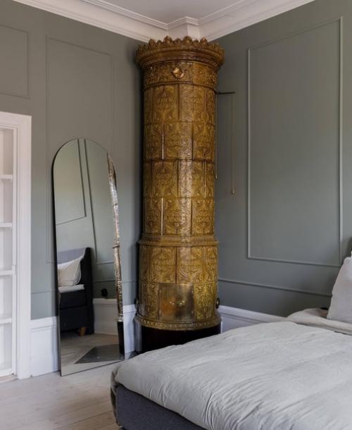 Интерьер трехкомнатной квартиры в доме 1902 года постройки с высоким потолком, красивой лепниной и двумя изразцовыми печами. 07