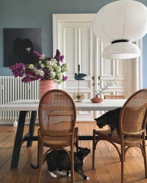 Зеленая кухня с черным гарнитуром, прекрасный кофейный уголок и уютная спальня: вкусно, насыщенно и очень по-домашнему. 03