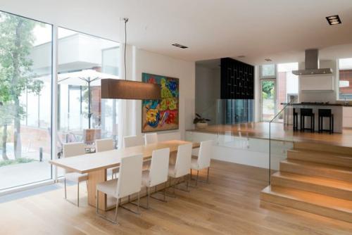 Шикарный интерьер виллы в Крыму с дубом прямо на террасе. 03