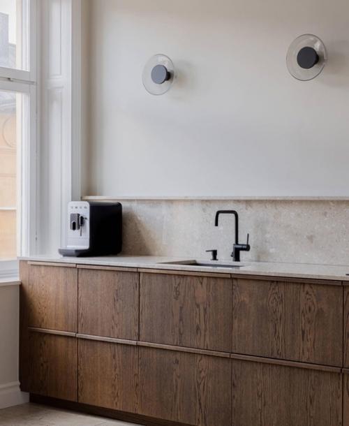 Интерьер трехкомнатной квартиры в доме 1902 года постройки с высоким потолком, красивой лепниной и двумя изразцовыми печами. 03