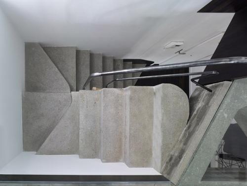 Архитектурное бюро Ameneiros Rey HH Arquitectos представило двухуровневые апартаменты с рабочей студией в городе Ла- эстрада, Испания. 08