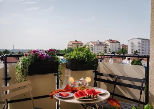 С балкона этой красивой трехкомнатной квартиры, в современном винтажном стиле, открывается прекрасный вид на уютный сквер, крыши домов и зелень. 08