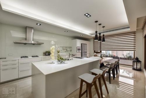 Дизайнер Manson Hsiao спроектировал просторную квартиру, интерьер которой является отличным примером элегантного и современного дизайна. 09