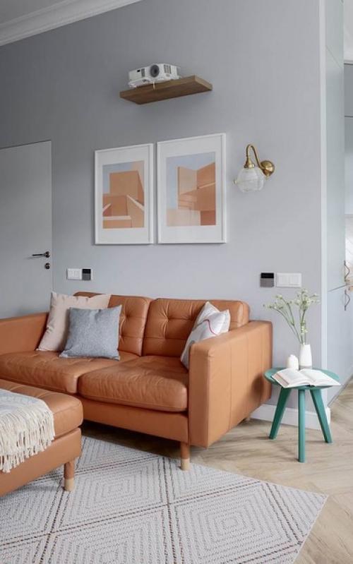 Высокие потолки, большие окна, сохраненная кирпичная кладка и винтажная люстра в спальне. 05