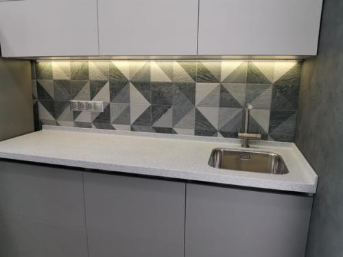 Свеженький ремонт кухни кухня с островом. 01