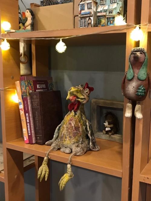 Памагите!  Кукареку!   В том случае, если что - это кричит петух, задавленный книгами со всех сторон. 02