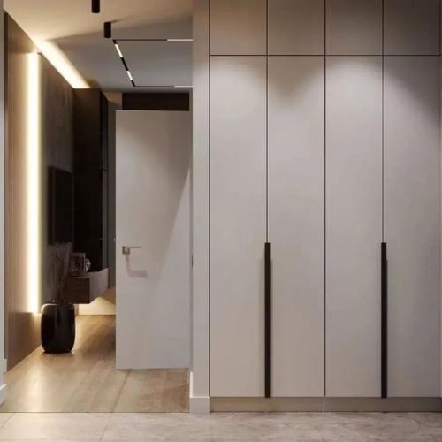 Благодаря насыщенности и глубине цвета этот интерьер кухни - гостиной площадью 25 кв. 06