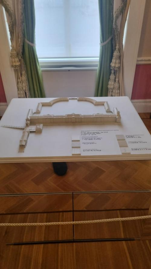 А по правую сторону находится фаворитная лестница. 08 А по правую сторону находится фаворитная лестница. 08