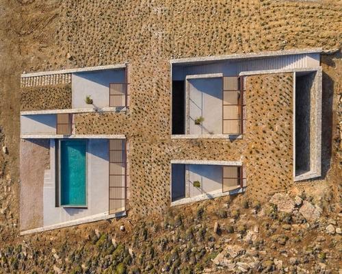 Построить дом на наклонном участке само по себе непросто. 01