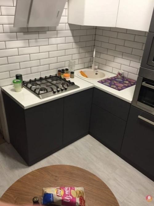 Монохромный интерьер 6-метровой кухни. 02