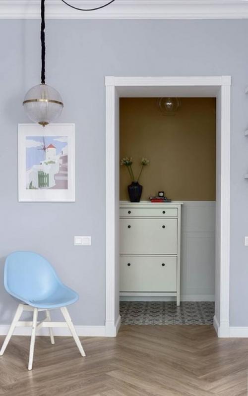 Высокие потолки, большие окна, сохраненная кирпичная кладка и винтажная люстра в спальне. 06