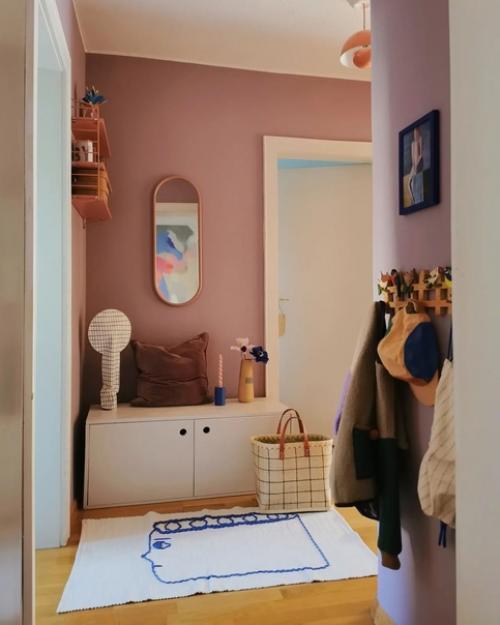 Яркие краски в интерьере уютного скандинавского дома. 01