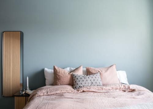 С балкона этой красивой трехкомнатной квартиры, в современном винтажном стиле, открывается прекрасный вид на уютный сквер, крыши домов и зелень. 05