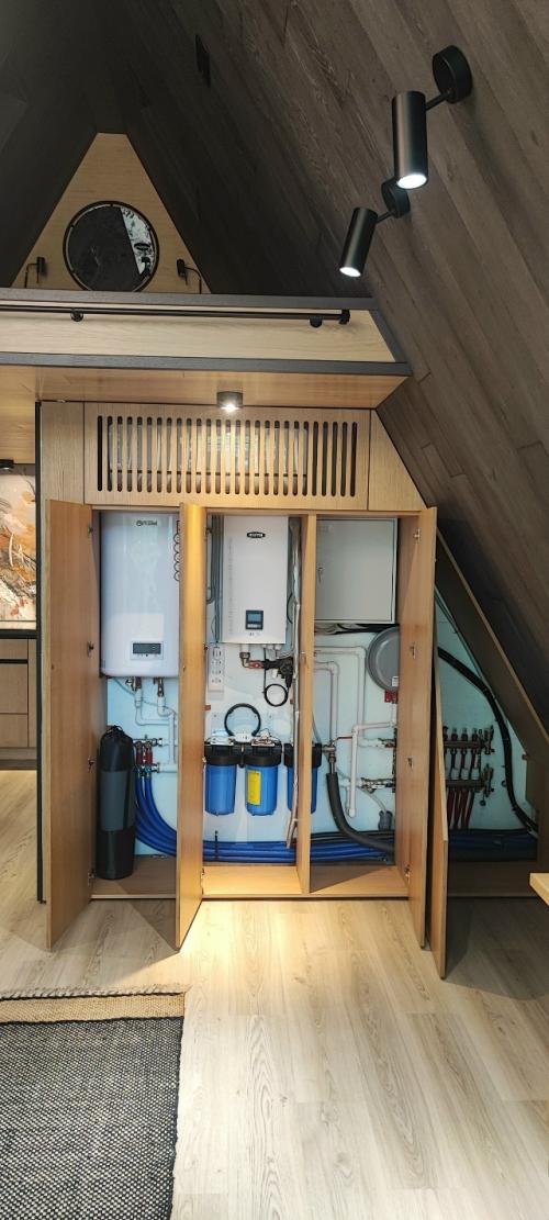 Заказчики хотели дом для отдыха, который бы отличался от основного и допускал смелые решения. 05