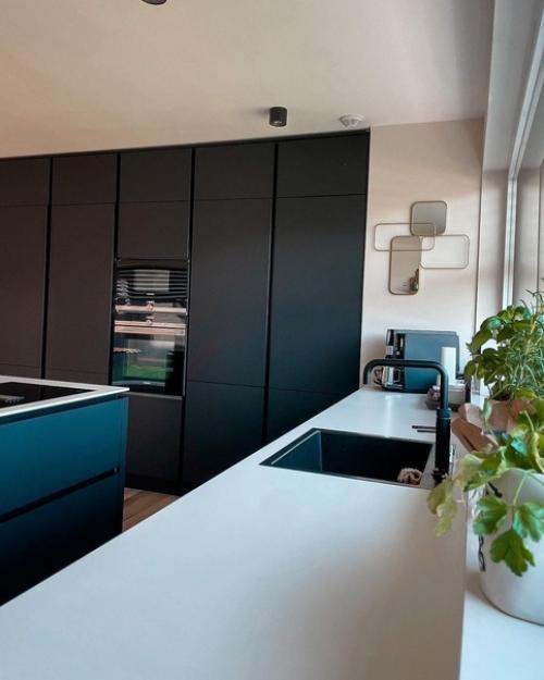 Розовые детали в интерьере дома с шикарным большим диваном в Германии. 08