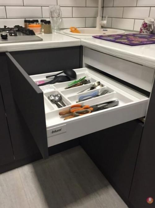 Монохромный интерьер 6-метровой кухни. 03