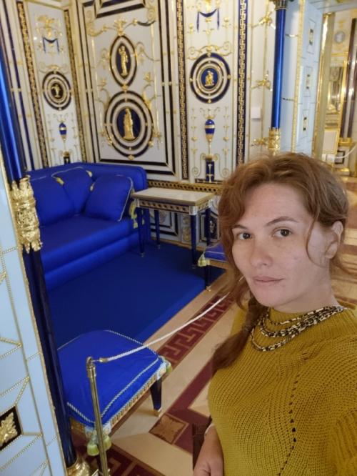 А по правую сторону находится фаворитная лестница. 

