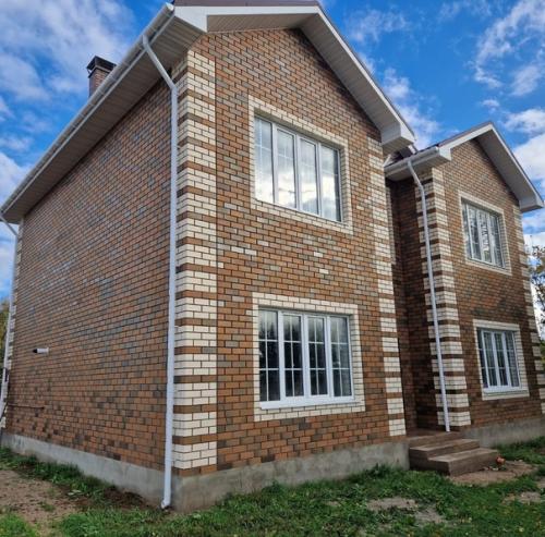 Совсем недавно наша большая семья переехала в новый и большой дом. 01